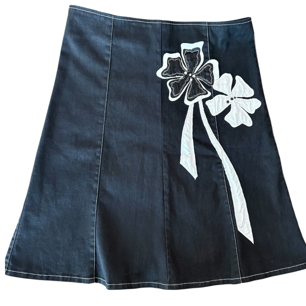 Unique Y2K Denim skirt with bold and white floral appliqués size 9
